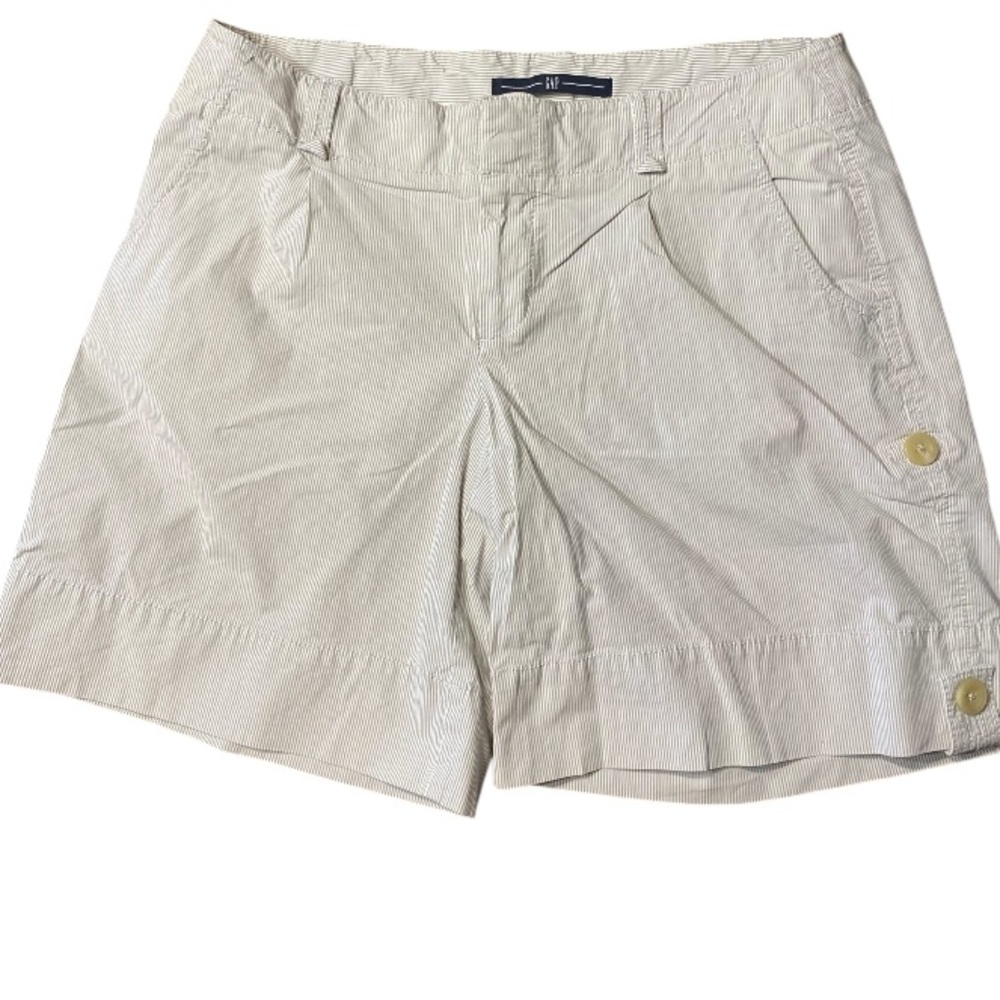 Gap Women's white & gray pin striped Shorts. Size 4.